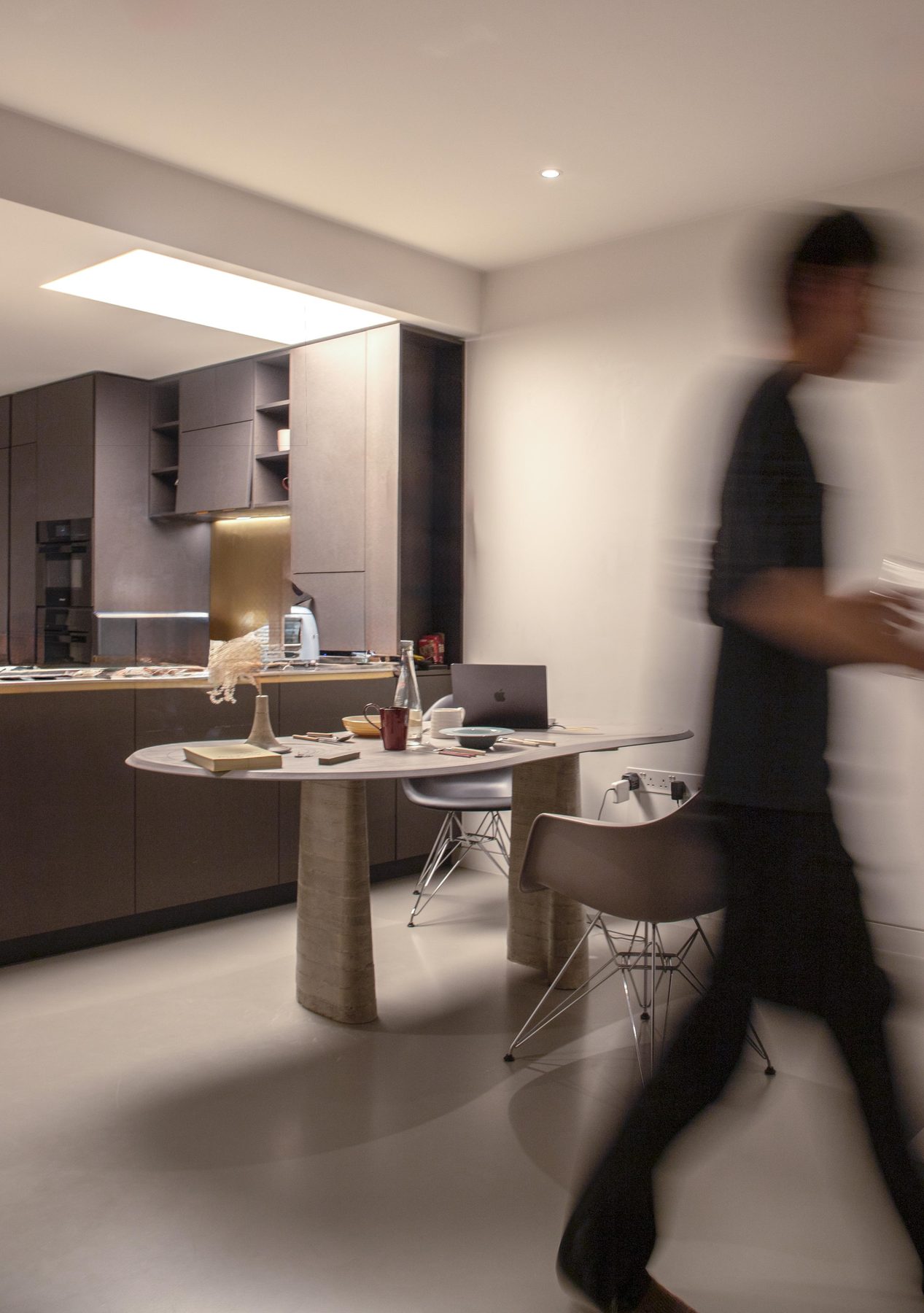 Trace — the table in its kitchen